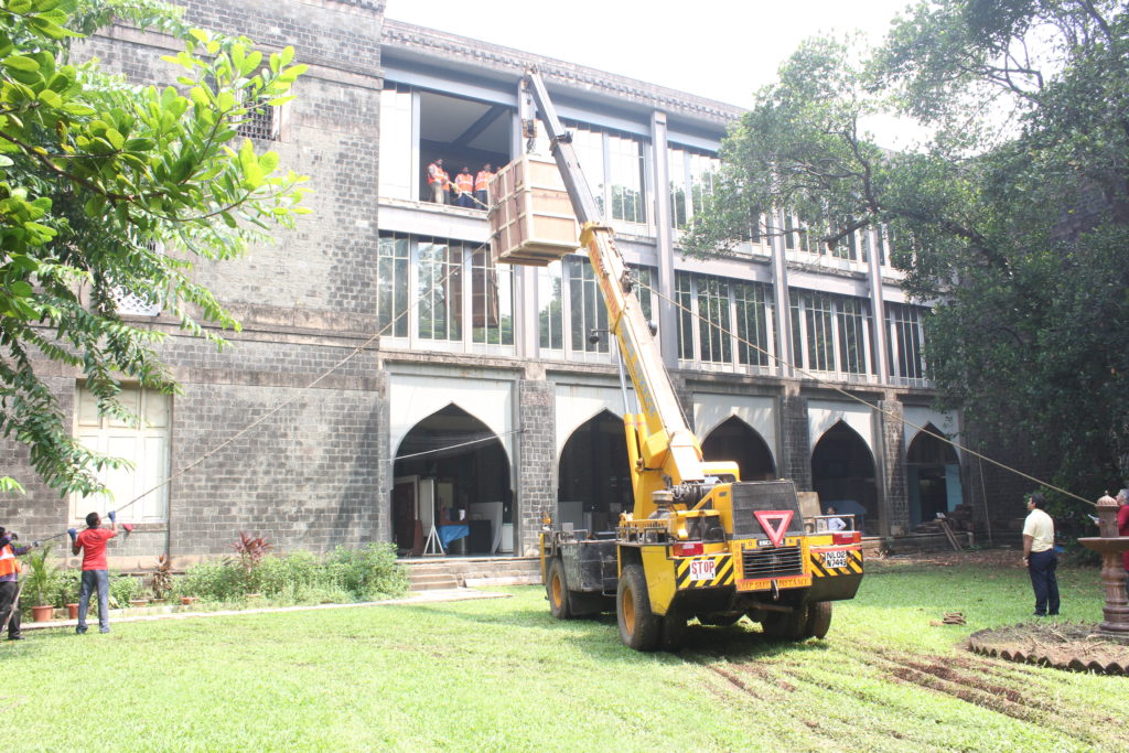 Lifting 'Unicode' up to the second floor of the Museum using a crane ©CSMVS, Mumbai